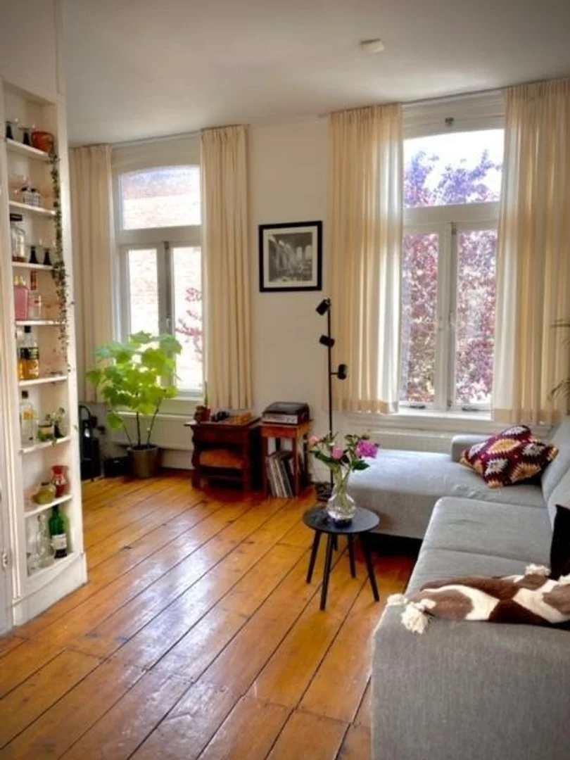 Chambre d'étudiant à  avec espace d'étude et installations communes