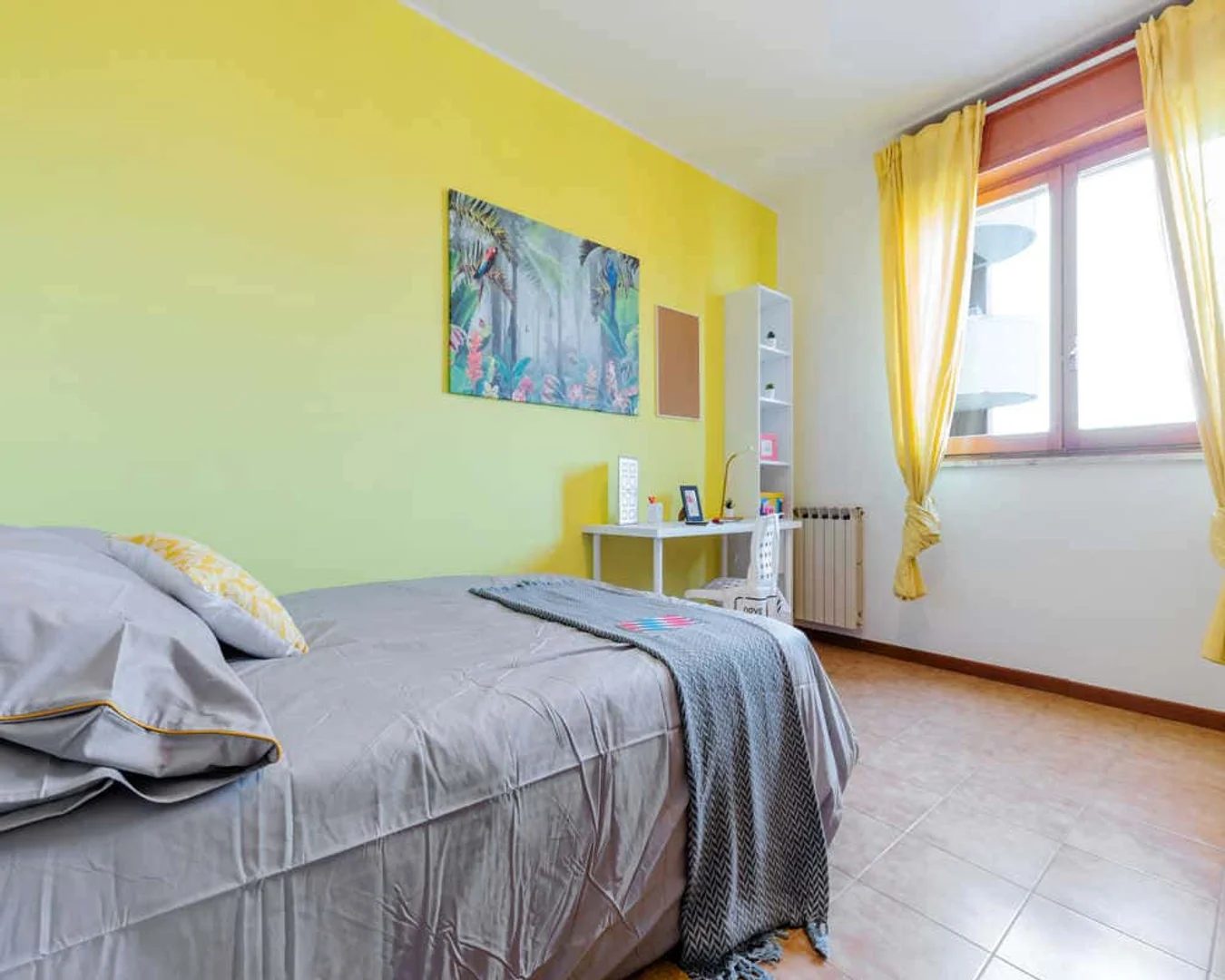 Quarto de estudante luminoso e arejado com acesso fácil à universidade em 