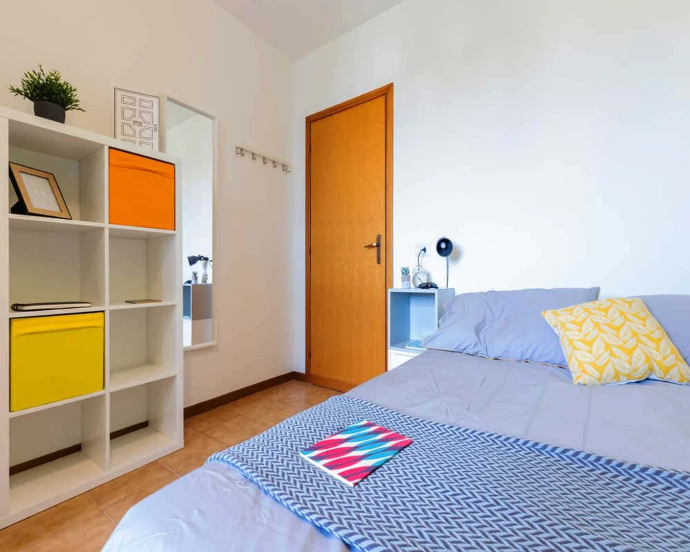 Quarto de estudante confortável e espaçoso em 