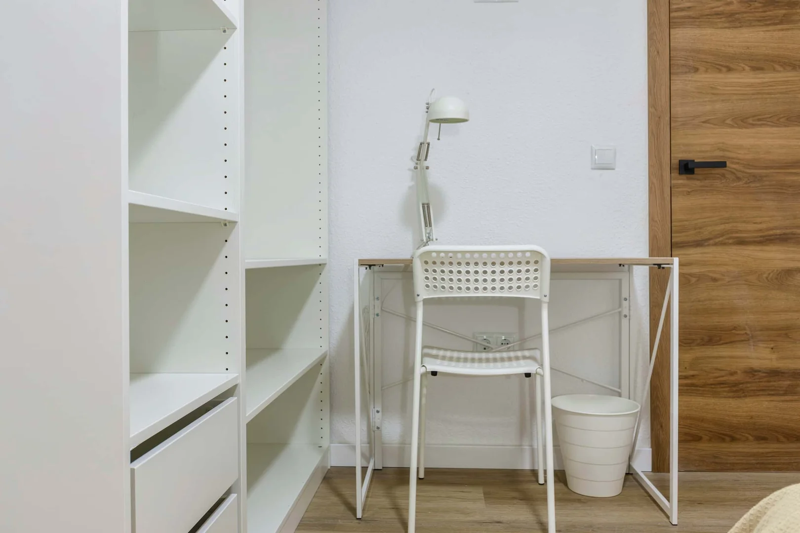 Studentenzimmer in  mit Arbeitsbereich und Gemeinschaftseinrichtungen