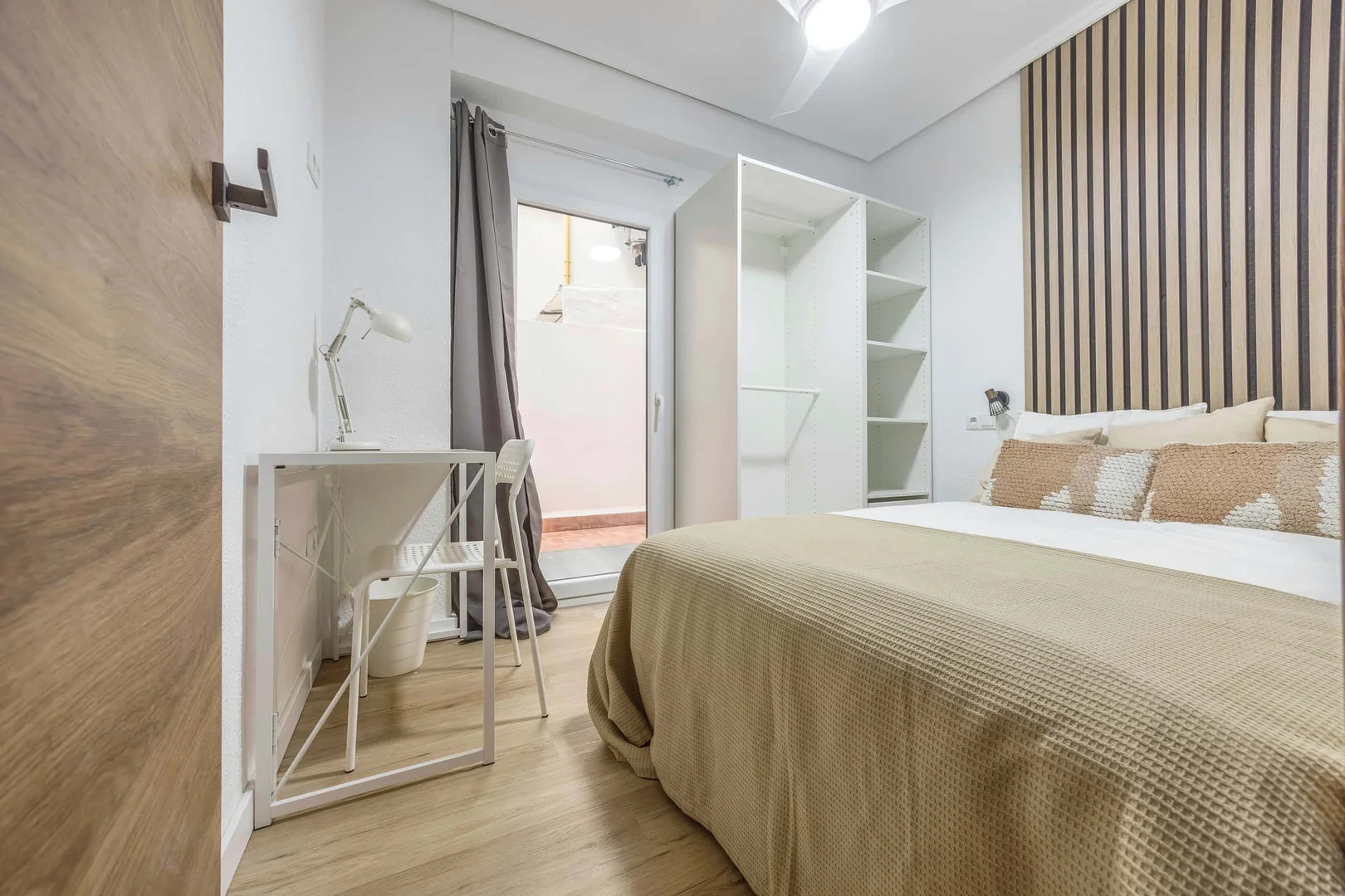 Bezahlbares Zimmer für Studenten mit ausreichender Beleuchtung in