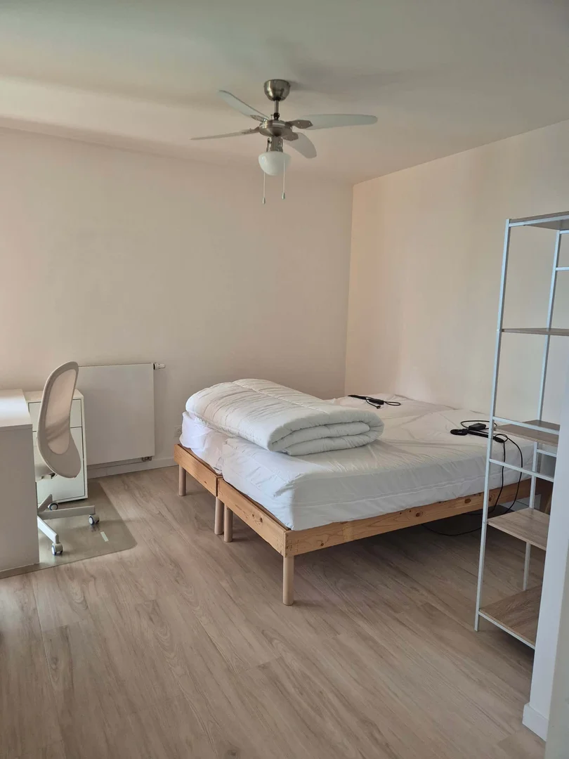bölgesinde konforlu ve ferah öğrenci odası