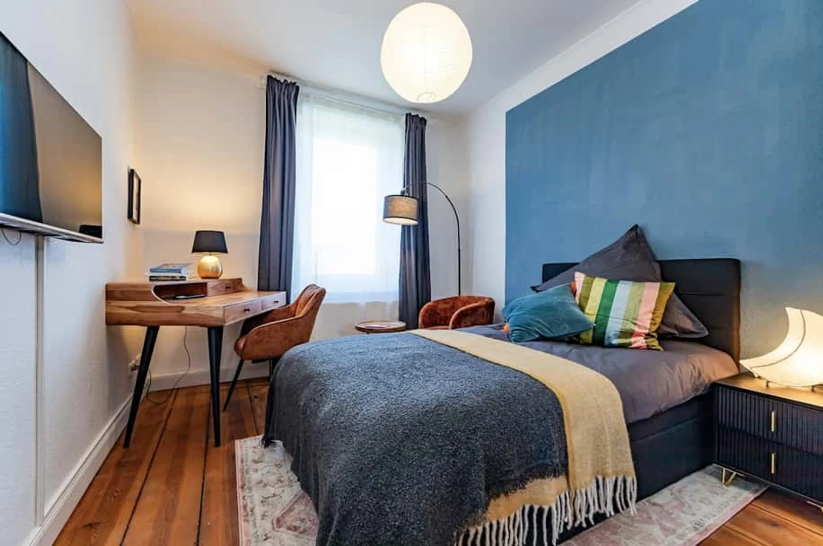 Quarto acessível para estudantes com iluminação ampla em 
