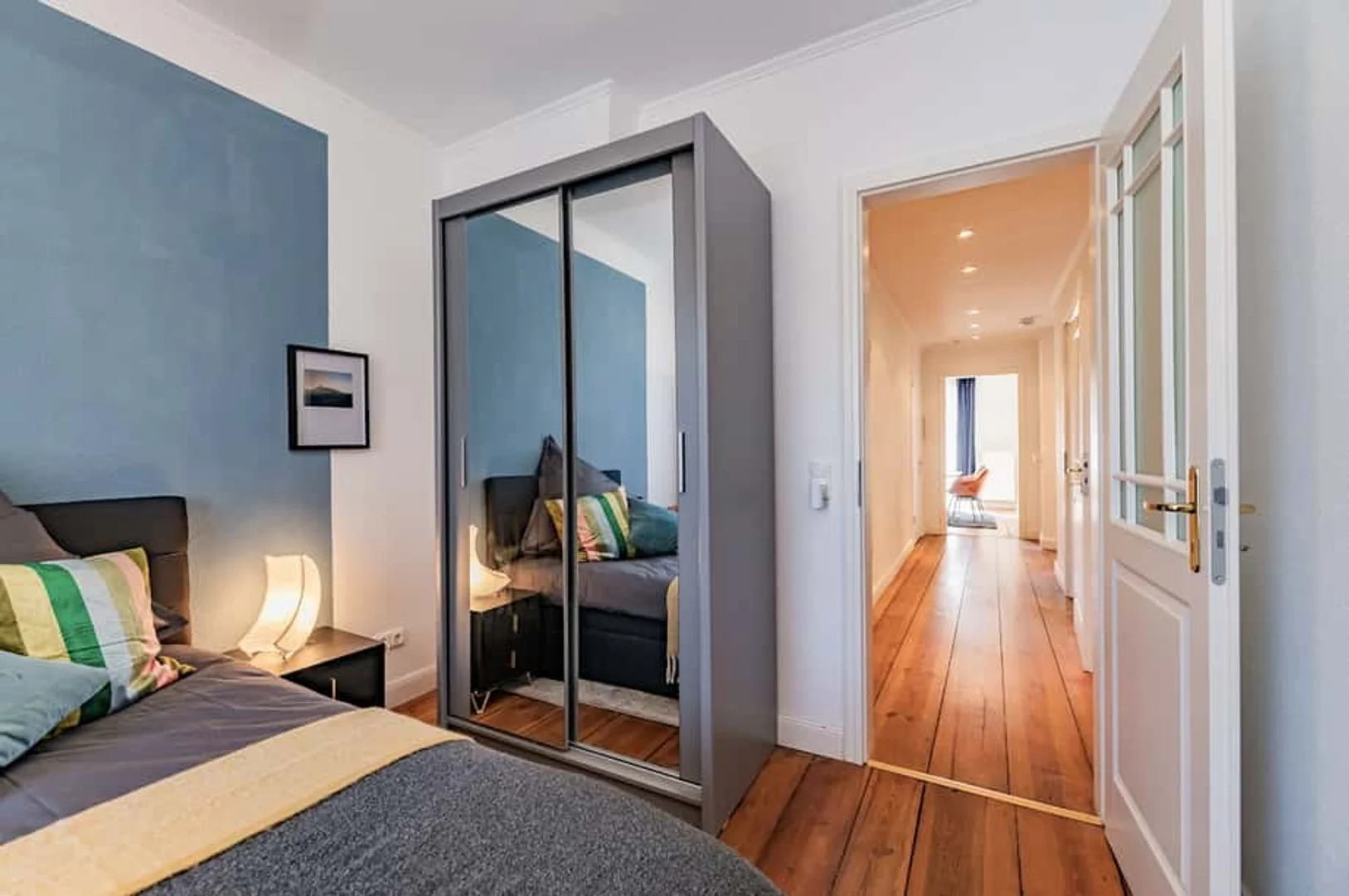 Quarto de estudante em  com área de estudo e instalações partilhadas