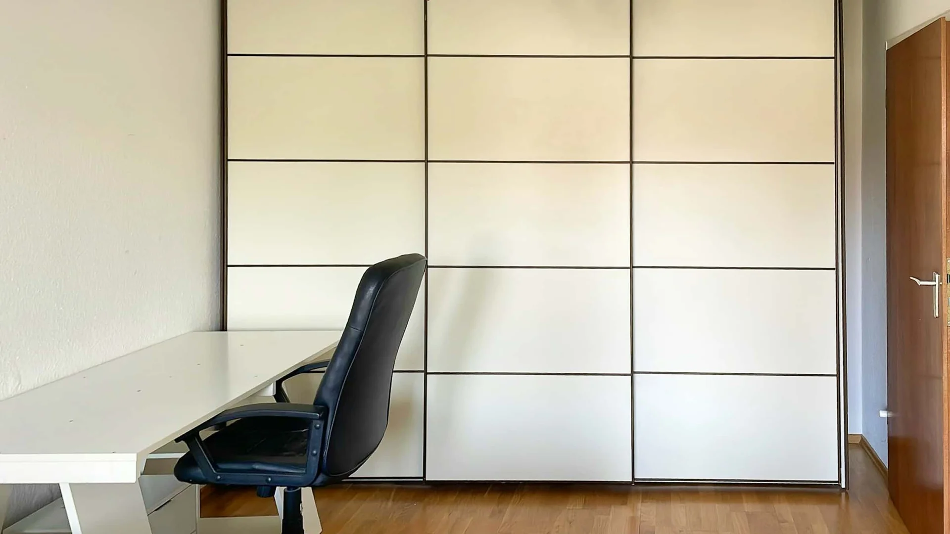 Functional student room perfect for studying in 