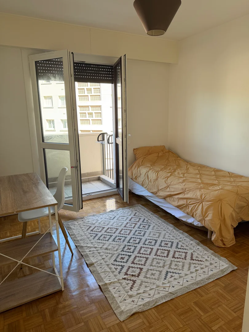 Chambre d'étudiant à  avec espace d'étude et installations communes