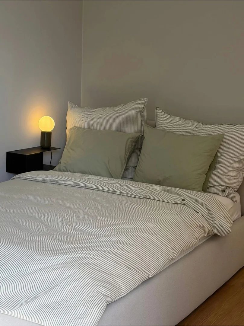 Quarto de estudante luminoso e arejado com acesso fácil à universidade em 