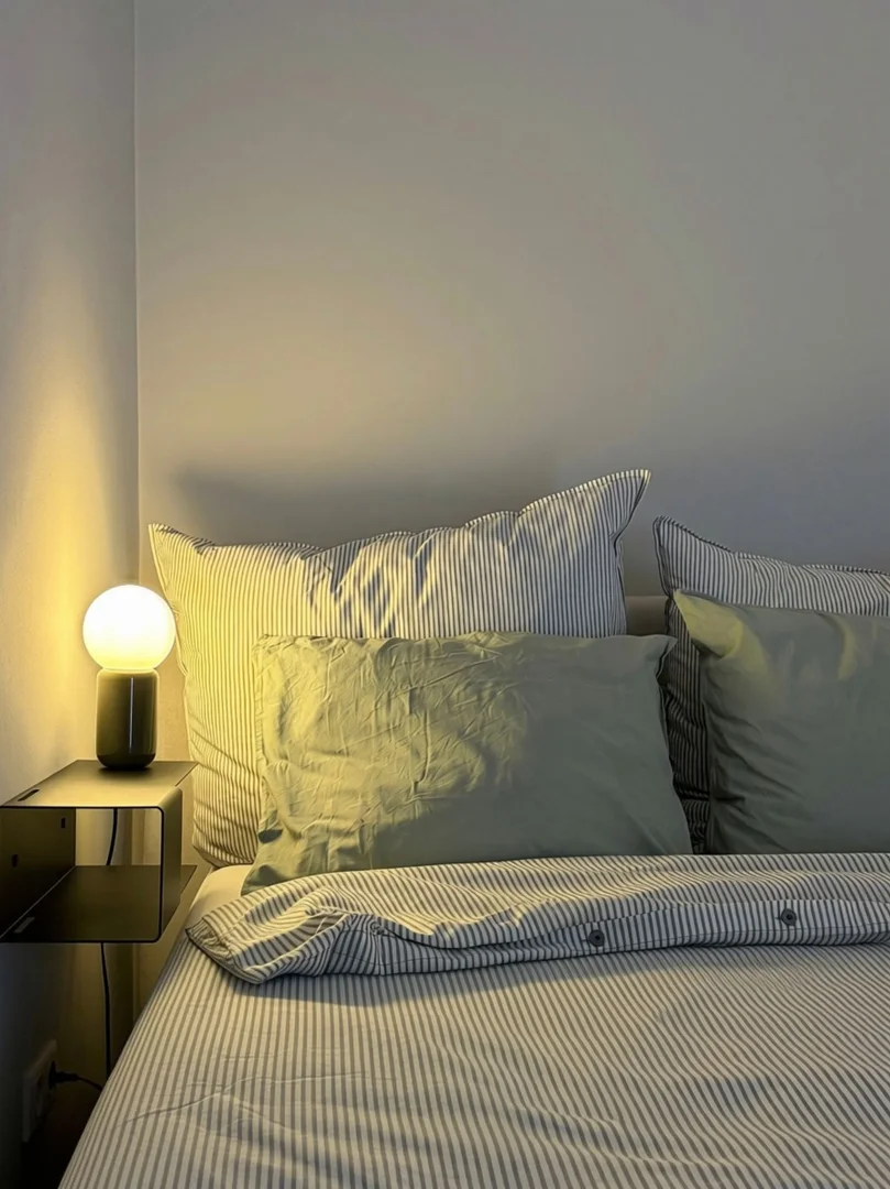 Quarto de estudante luminoso e arejado com acesso fácil à universidade em 
