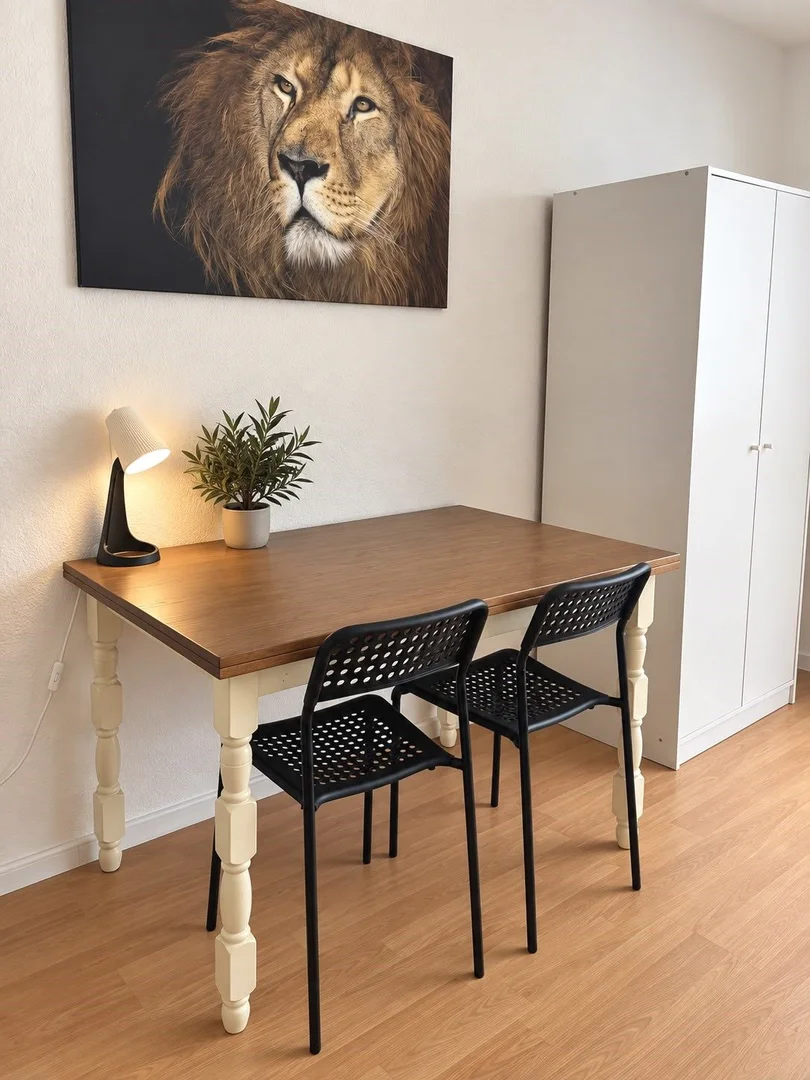 Habitación estudiantil funcional perfecta para estudiar en 