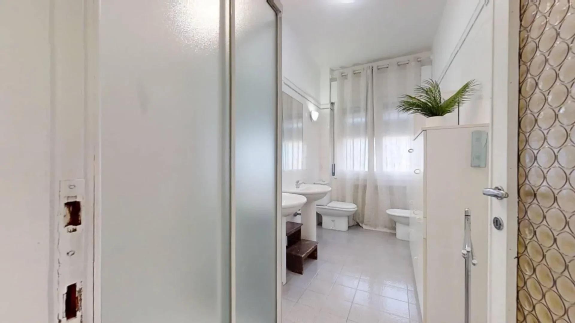 Room for rent in student apartment in , fully furnished
