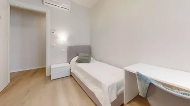 Cheap private room in {area}