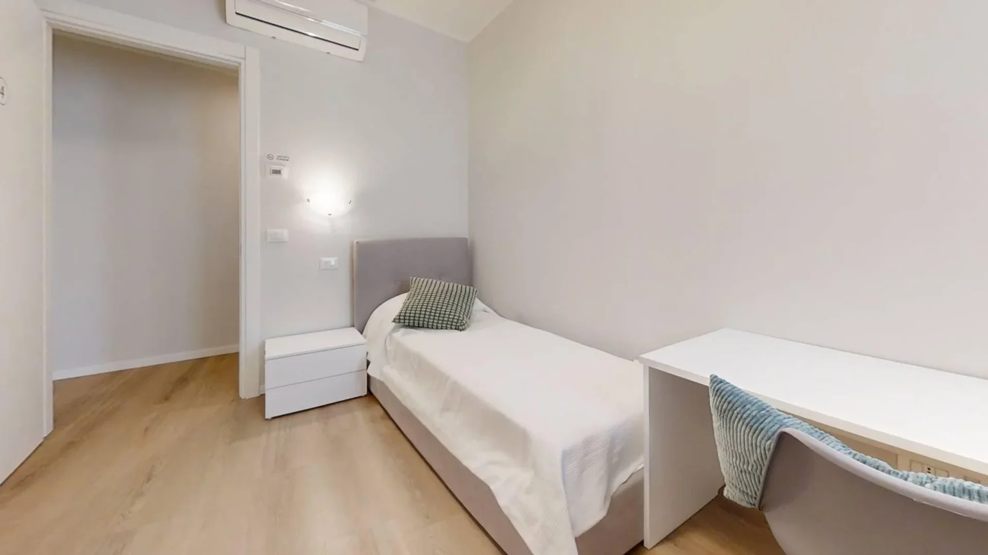Functional student room perfect for studying in 