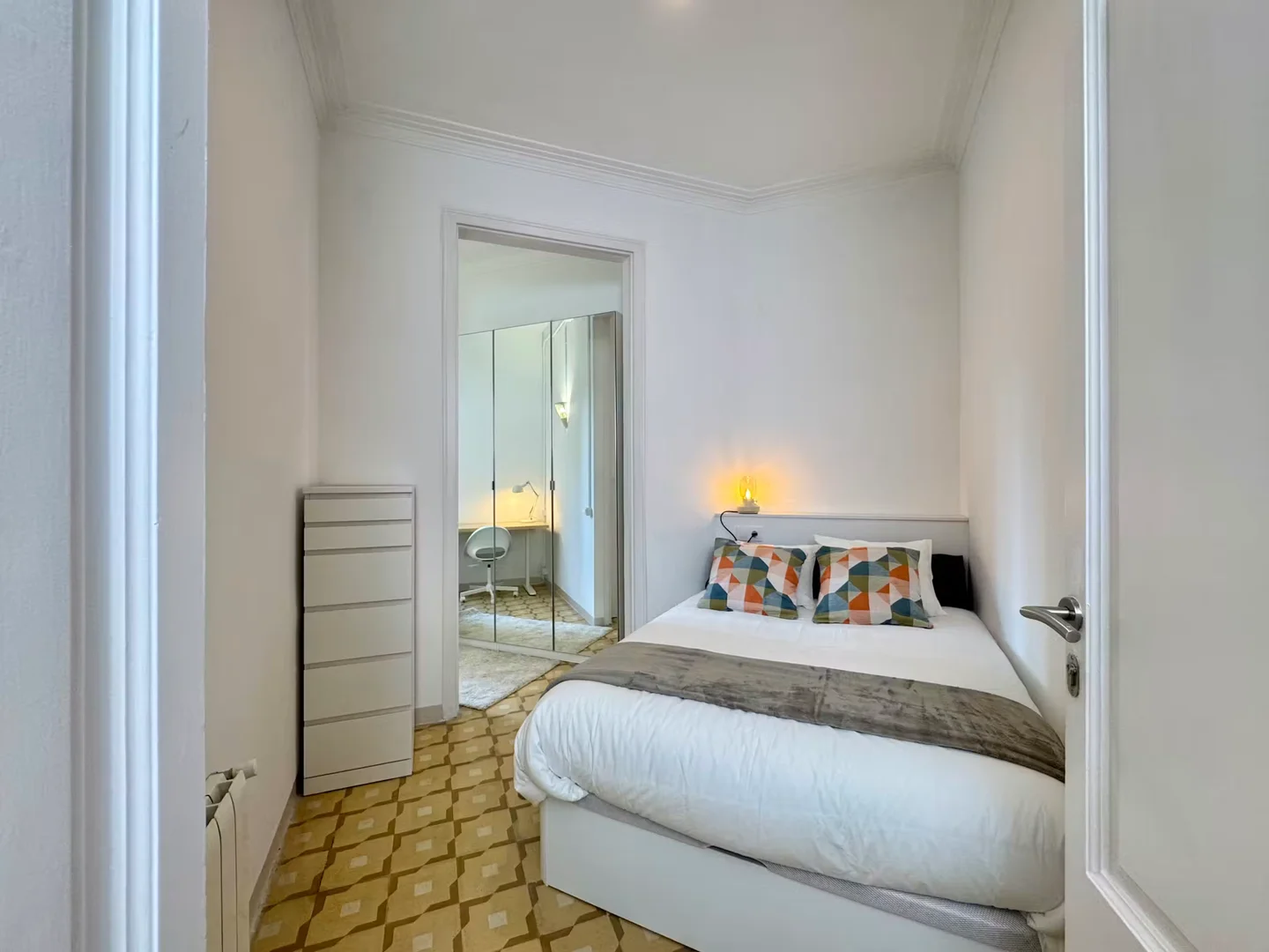 Stanza economica per studenti con ampia illuminazione in 