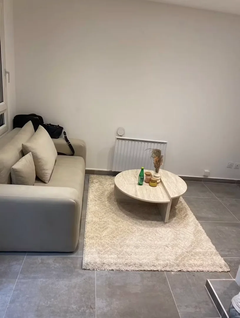 Quarto acessível para estudantes com iluminação ampla em 