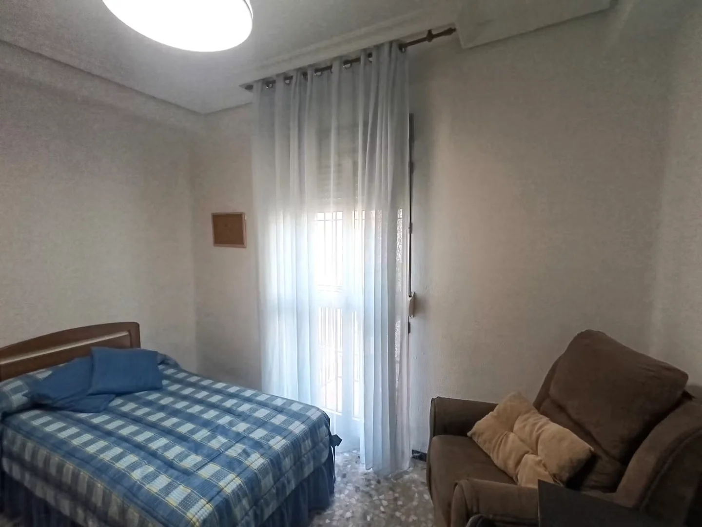 Studentenzimmer in  mit Arbeitsbereich und Gemeinschaftseinrichtungen