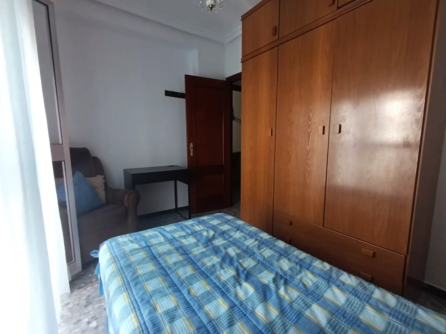 Studentenzimmer in  mit Arbeitsbereich und Gemeinschaftseinrichtungen