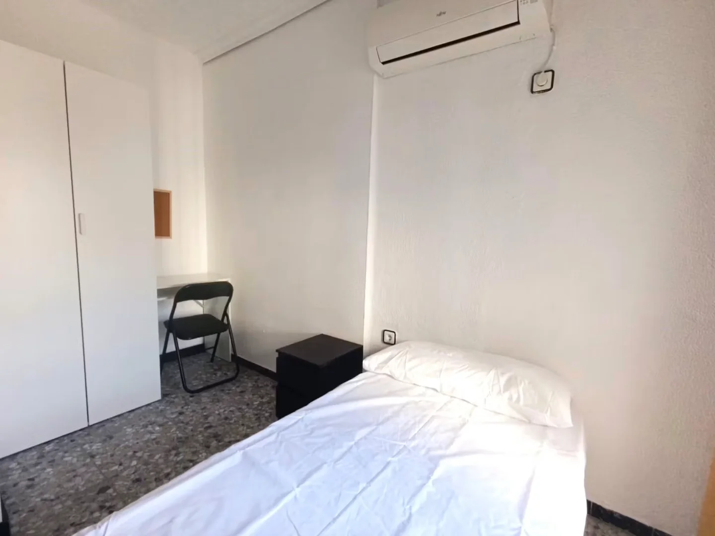 Habitación estudiantil luminosa y aireada con fácil acceso a la universidad en 