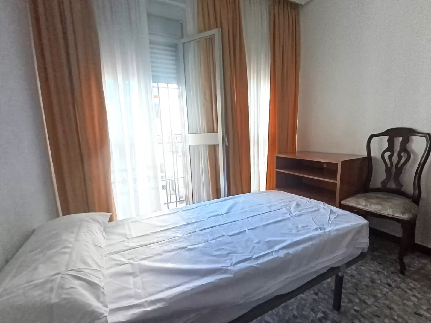 Habitación estudiantil luminosa y aireada con fácil acceso a la universidad en 