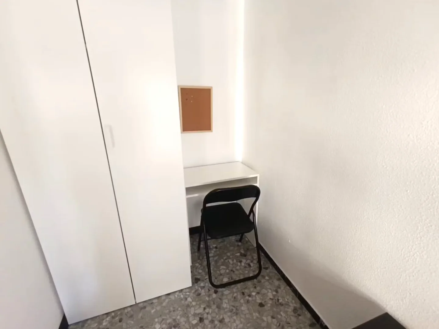Habitación estudiantil amplia y cómoda en 