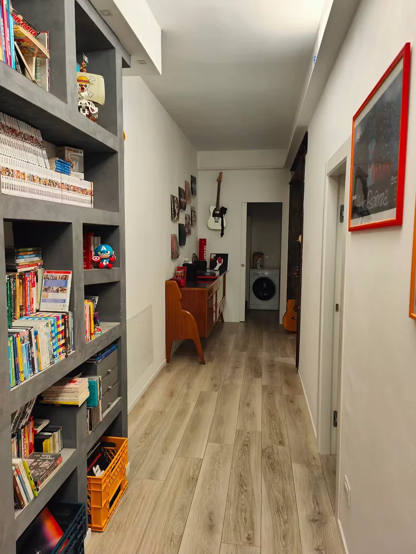 Quarto de estudante em  com área de estudo e instalações partilhadas