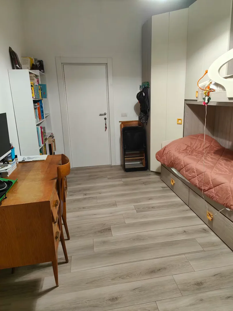Quarto de estudante confortável e espaçoso em 