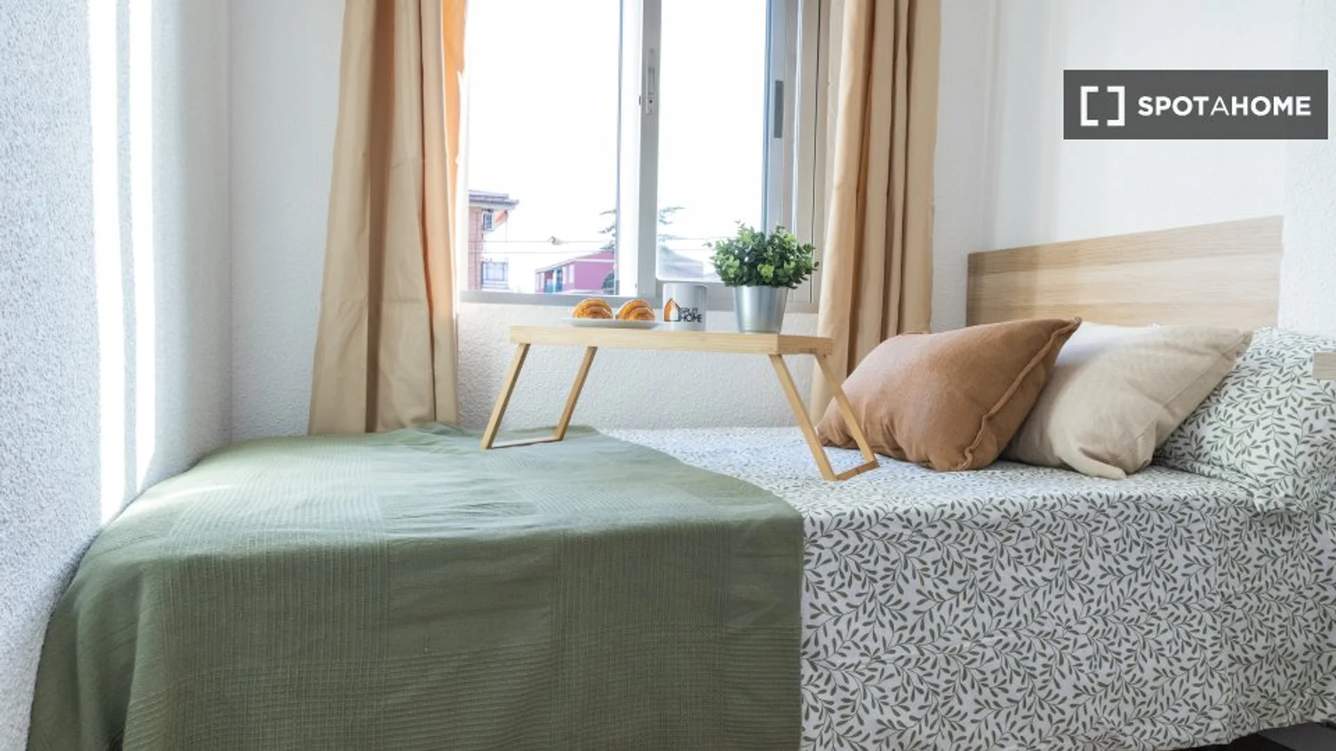 Chambre d'étudiant à avec espace d'étude et installations communes