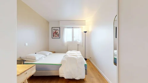 Room for rent with double bed {area}
