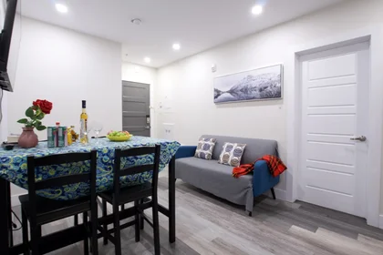 Apartamento inteiro em Boulevard Décarie 4586, imagem 1 de 10
