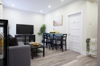 Apartamento inteiro em Boulevard Décarie 4586, imagem 1 de 10