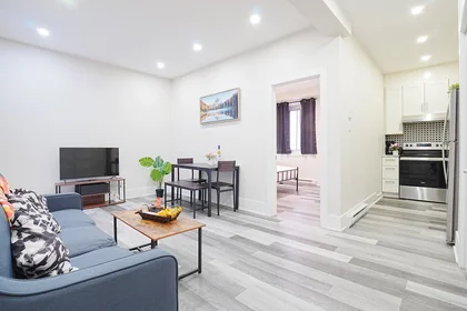 Apartamento inteiro em Boulevard Décarie 4586, imagem 1 de 10
