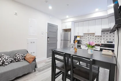 Apartamento inteiro em Boulevard Décarie 4586, imagem 1 de 10