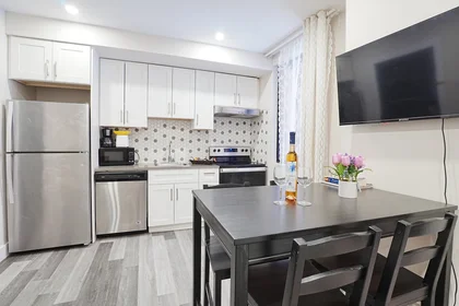 Entire apartment at Boulevard Décarie 4586, image 2 of 12