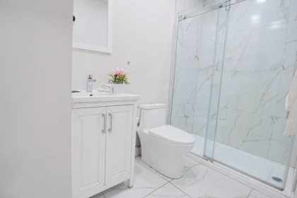 Entire apartment at Boulevard Décarie 4586, image 6 of 12