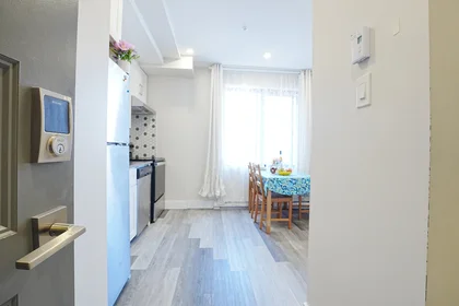 Apartamento inteiro em Boulevard Décarie 4586, imagem 3 de 13