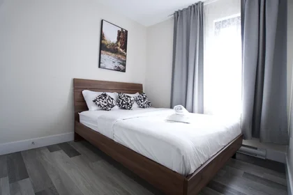 Apartamento inteiro em Boulevard Décarie 4586, imagem 2 de 15
