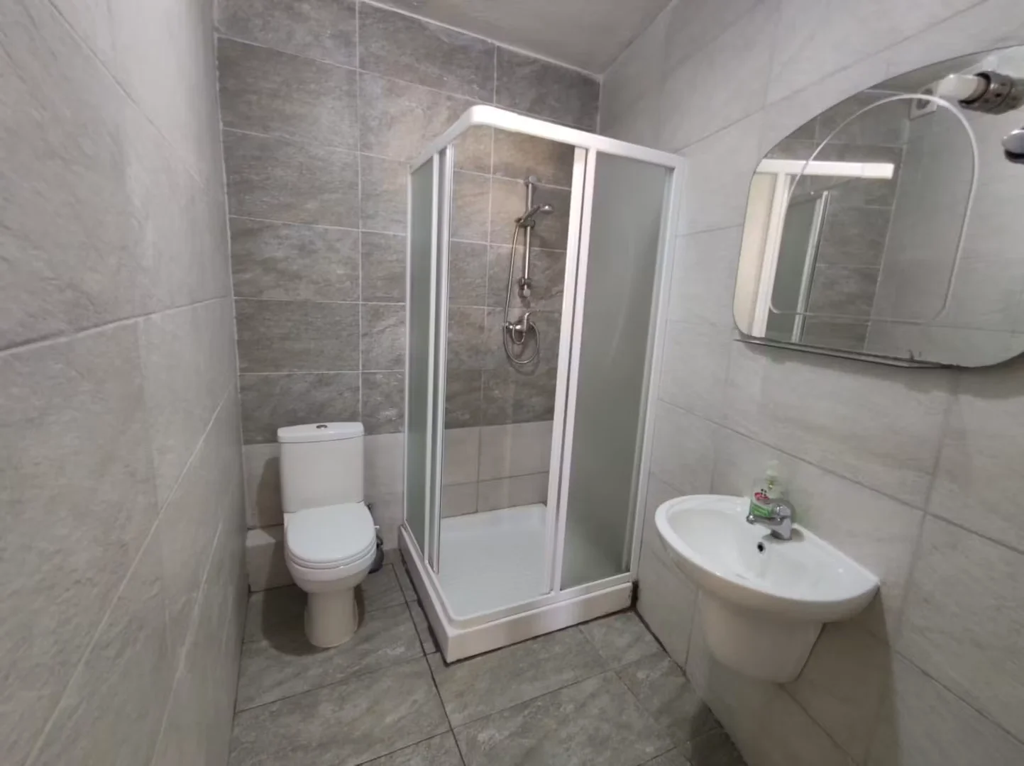 'de öğrenci dairesinde, tamamen mobilyalı kiralık oda