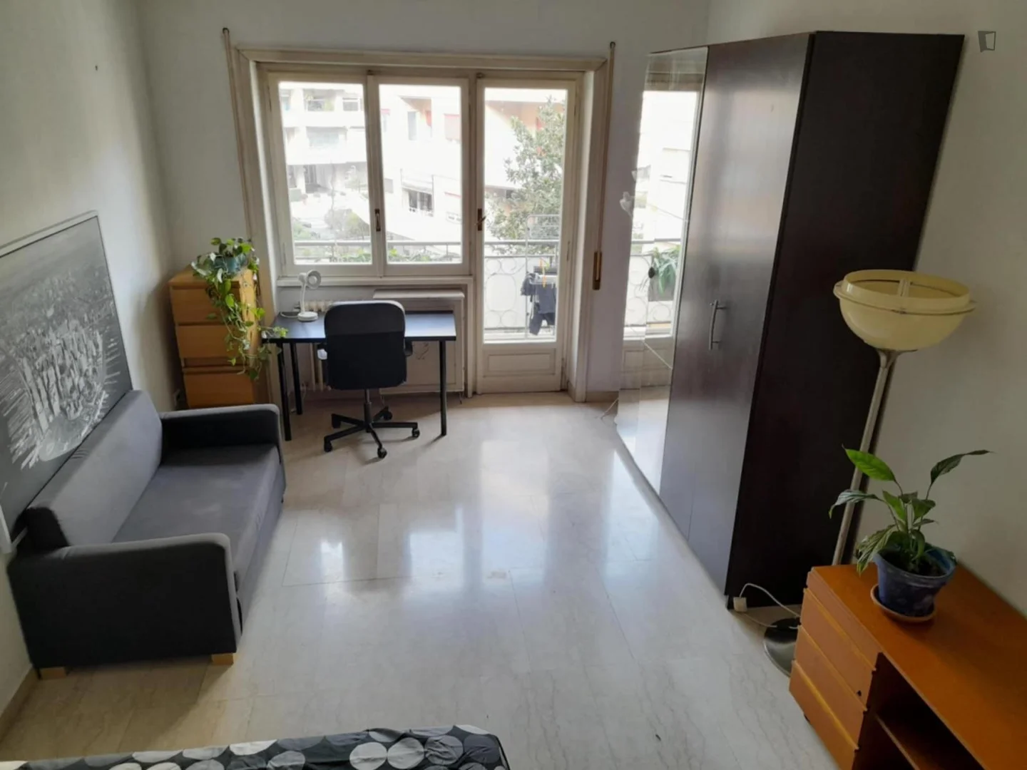 Chambre abordable pour les étudiants avec un bon éclairage dans 