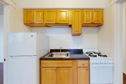Quarto privado em South Everett Avenue, imagem 14 de 15