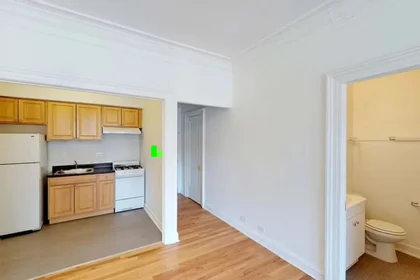 Quarto privado em South Everett Avenue, imagem 3 de 15