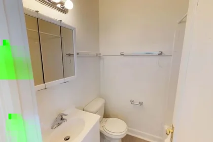 Quarto privado em South Everett Avenue, imagem 6 de 15