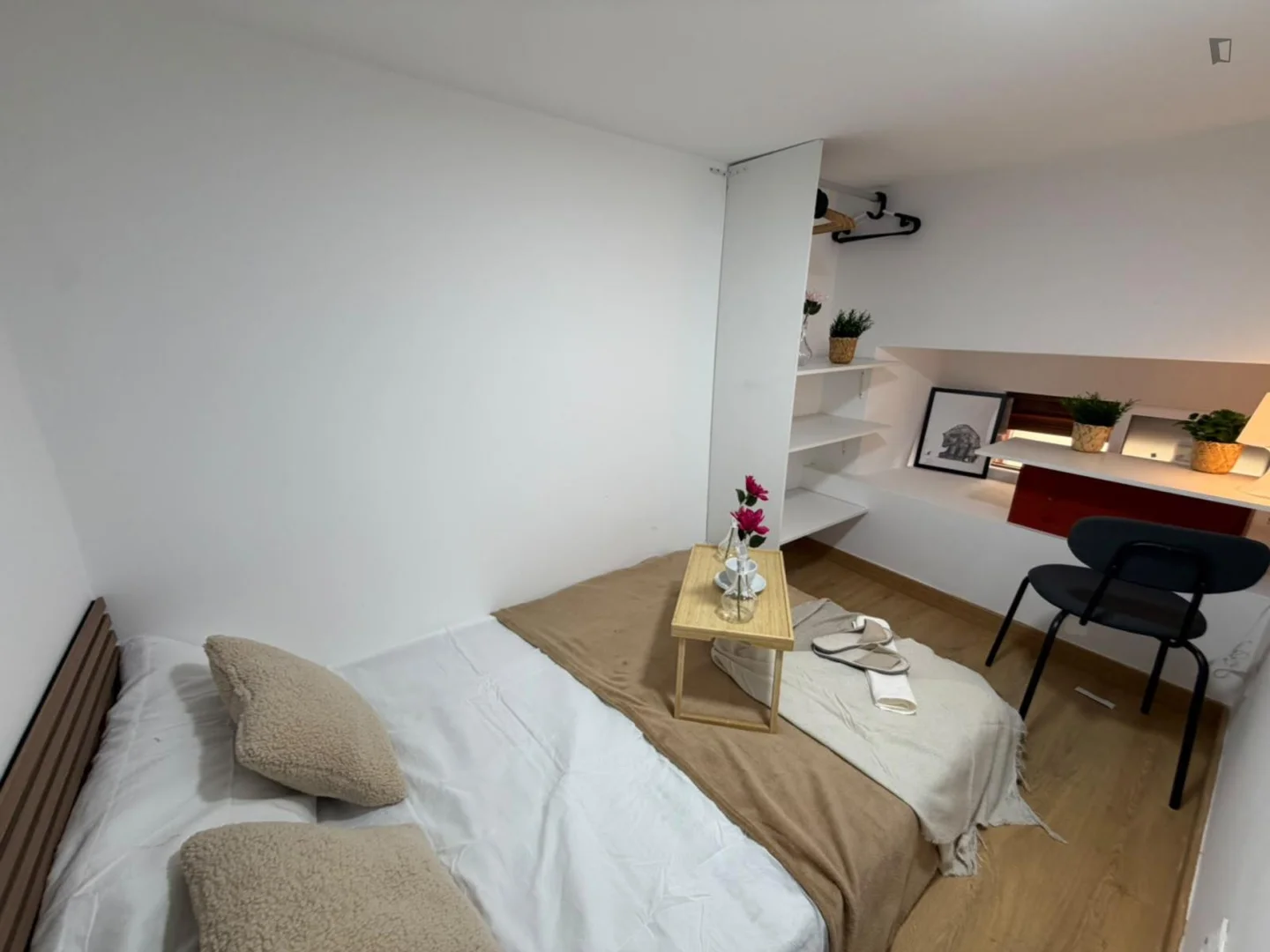 Studentenzimmer in  mit Arbeitsbereich und Gemeinschaftseinrichtungen