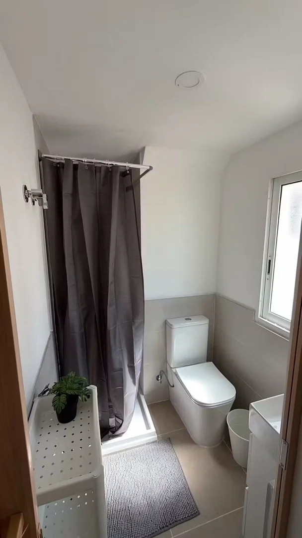 Quarto para alugar em apartamento de estudantes em , totalmente mobilado