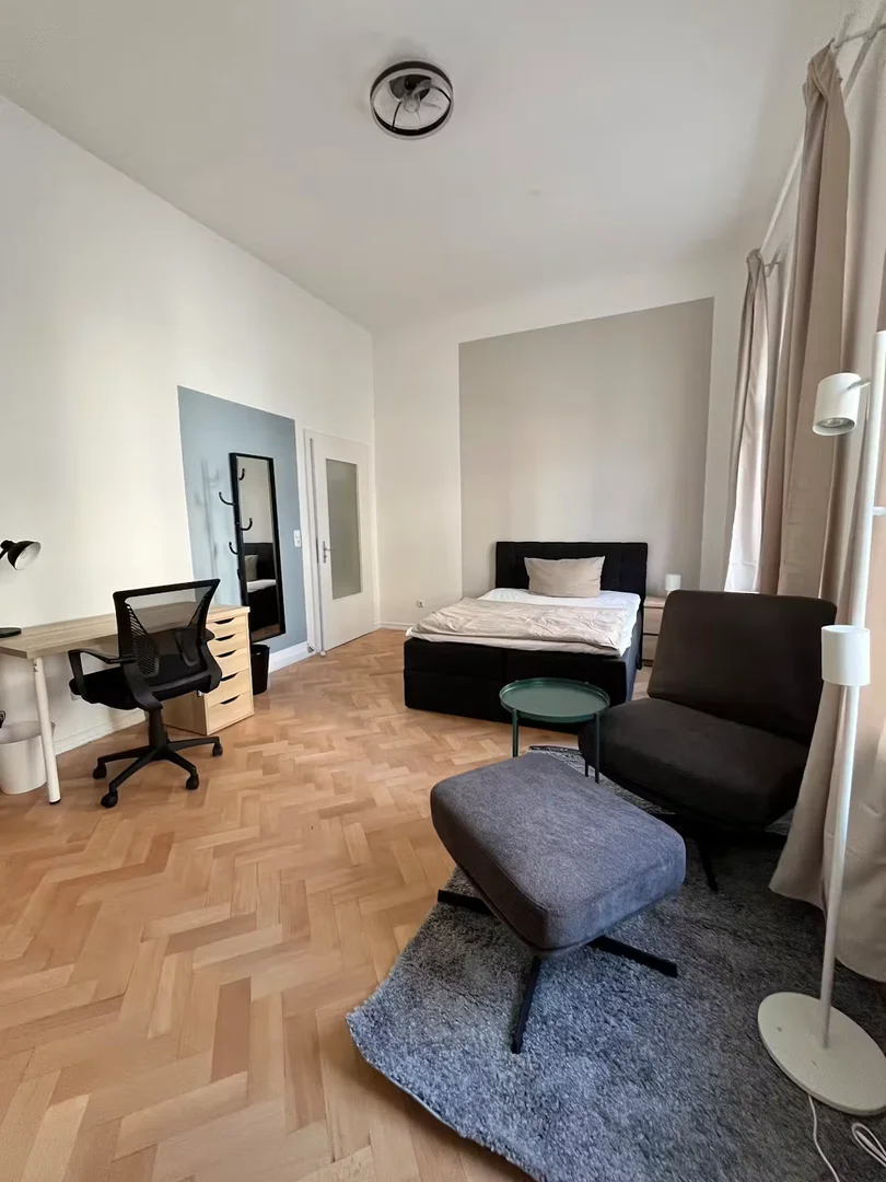 Chambre d'étudiant à  avec espace d'étude et installations communes