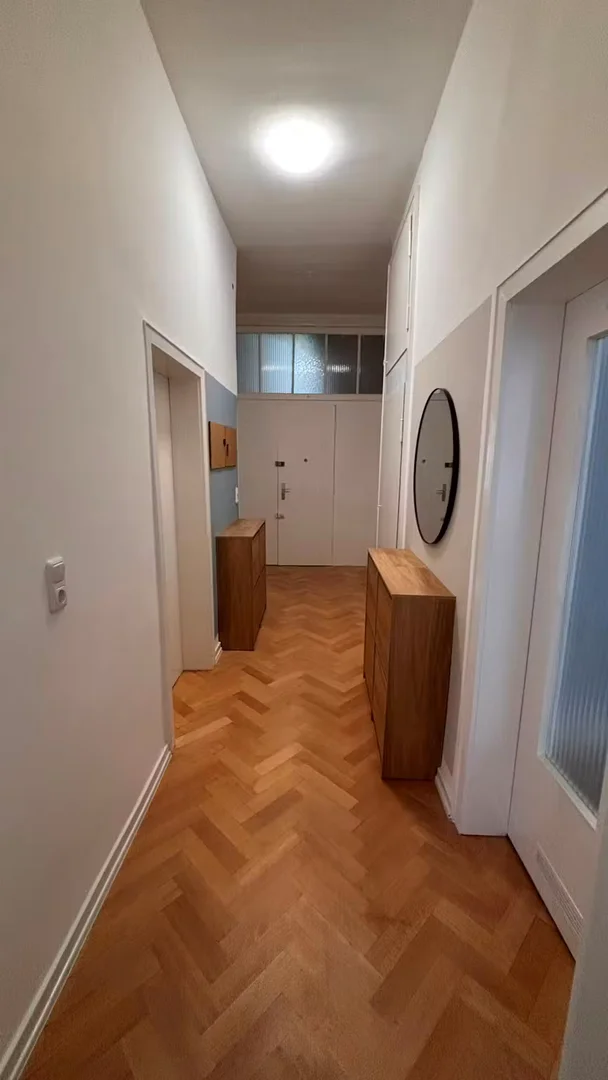 Chambre d'étudiant à  avec espace d'étude et installations communes