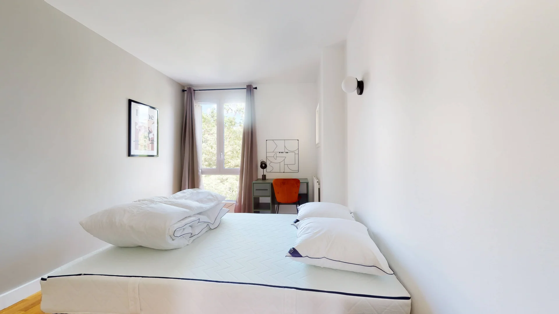 Habitación estudiantil funcional perfecta para estudiar en 