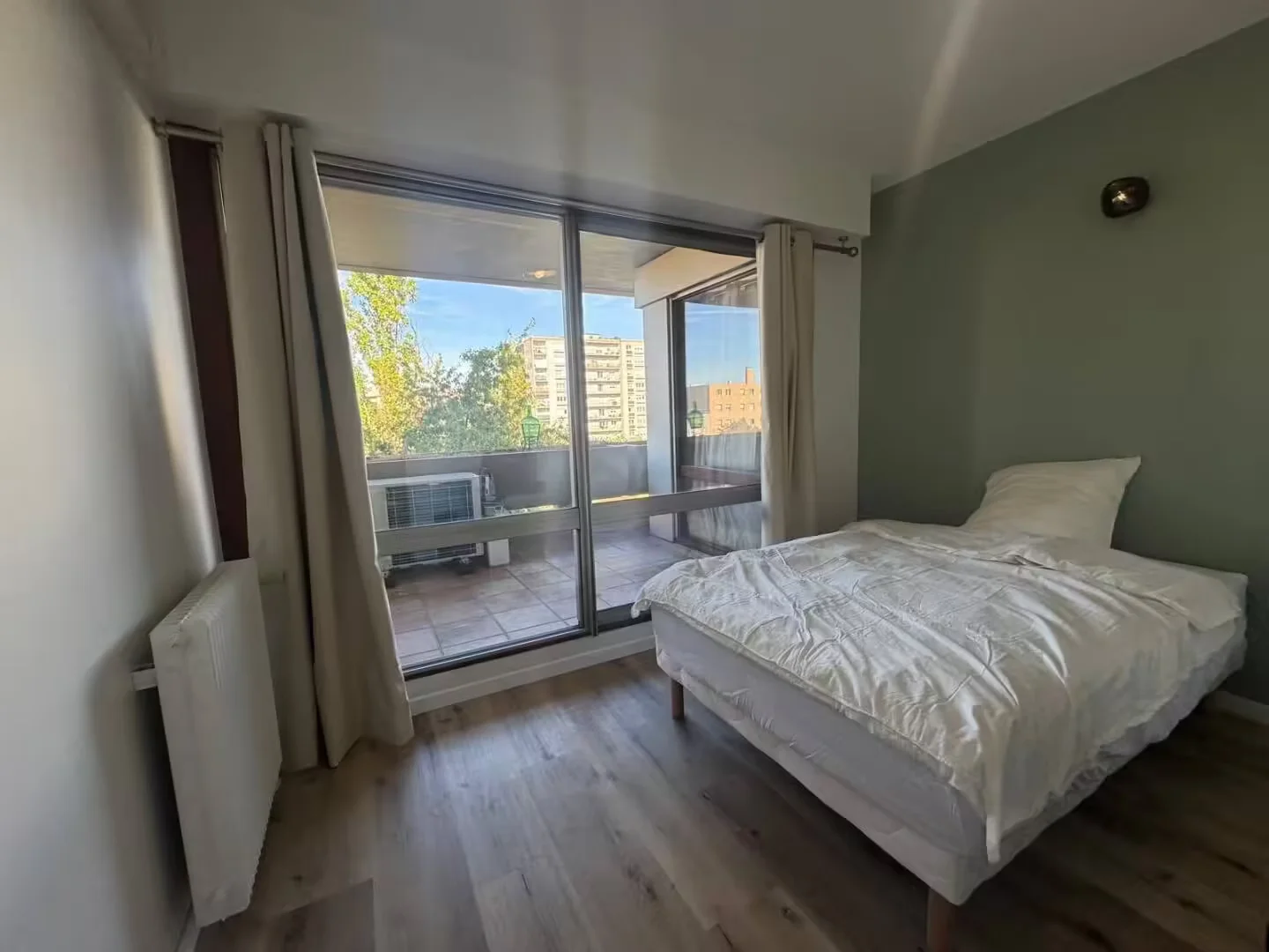 Quarto acessível para estudantes com iluminação ampla em 