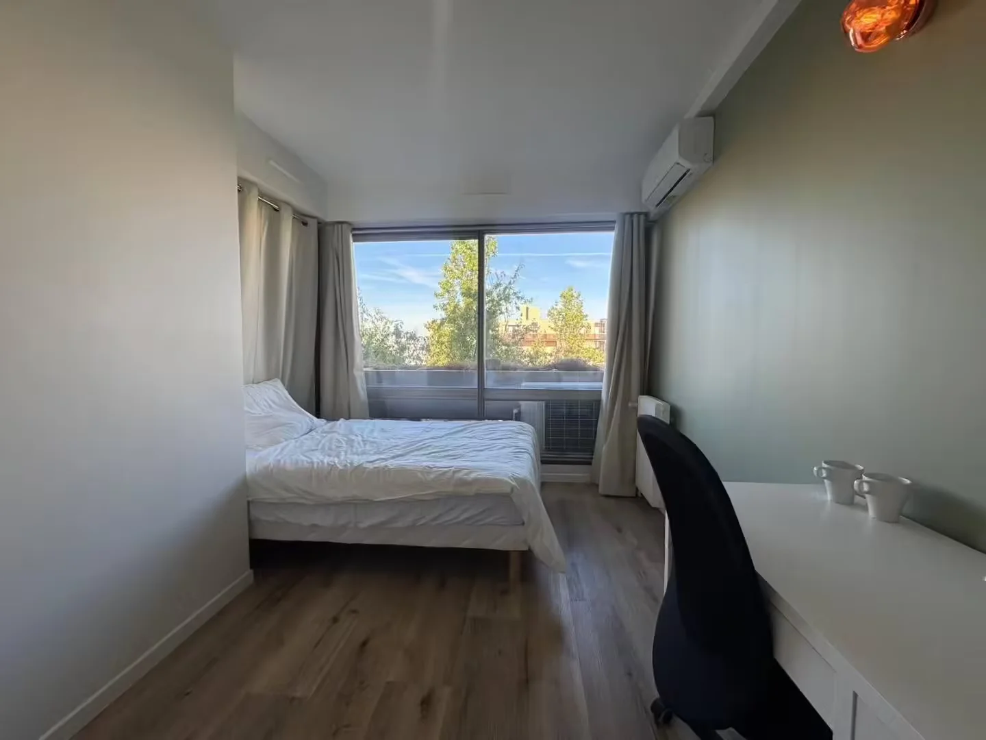Quarto de estudante em  com área de estudo e instalações partilhadas