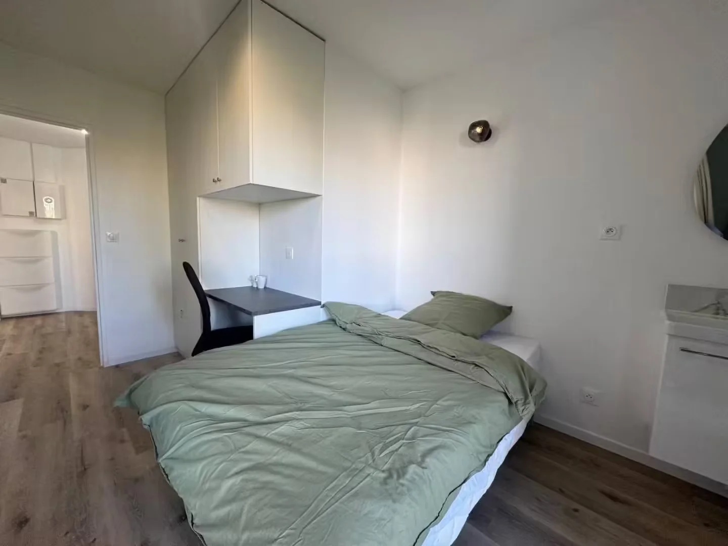 Quarto de estudante confortável e espaçoso em 