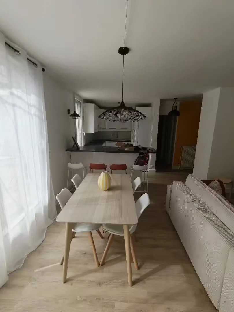 Chambre confortable pour étudiants disponible dans 