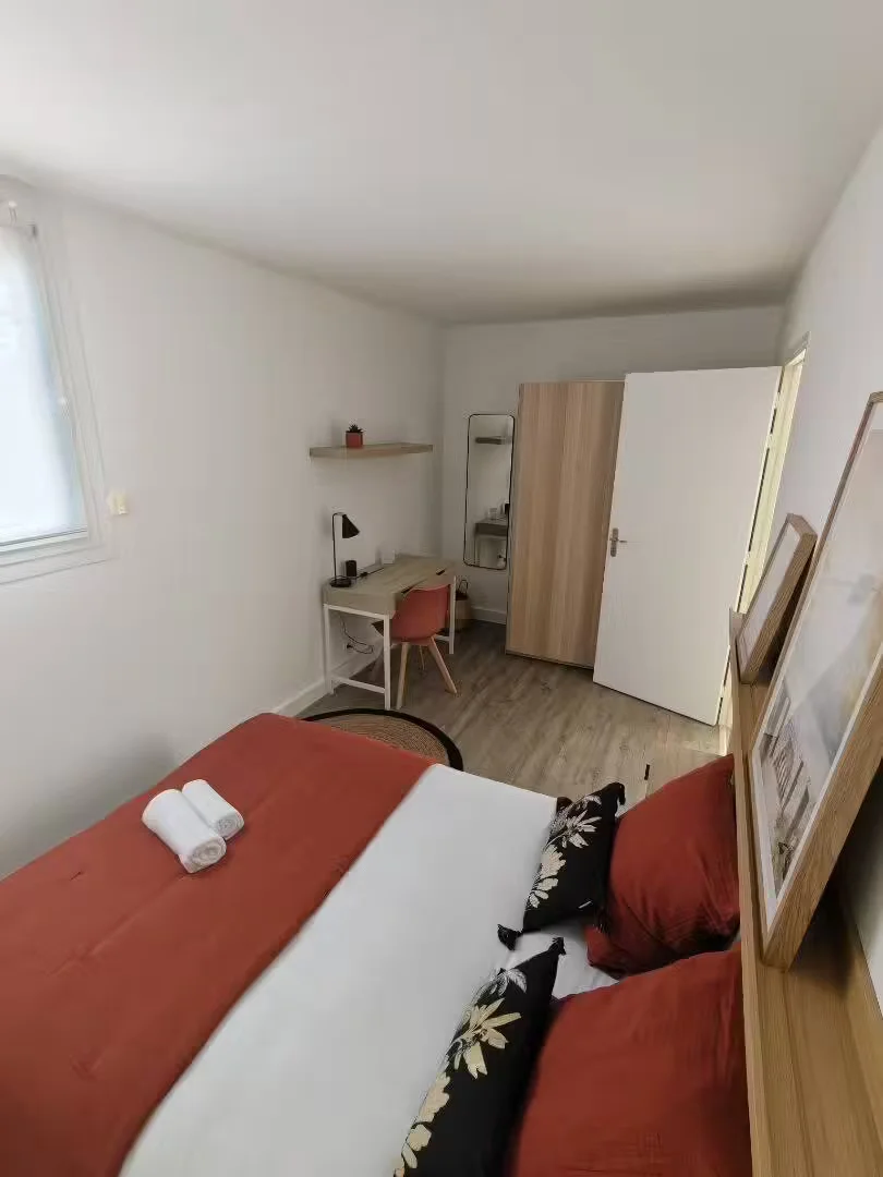 Chambre d'étudiant lumineuse et aérée avec accès facile à l'université dans 